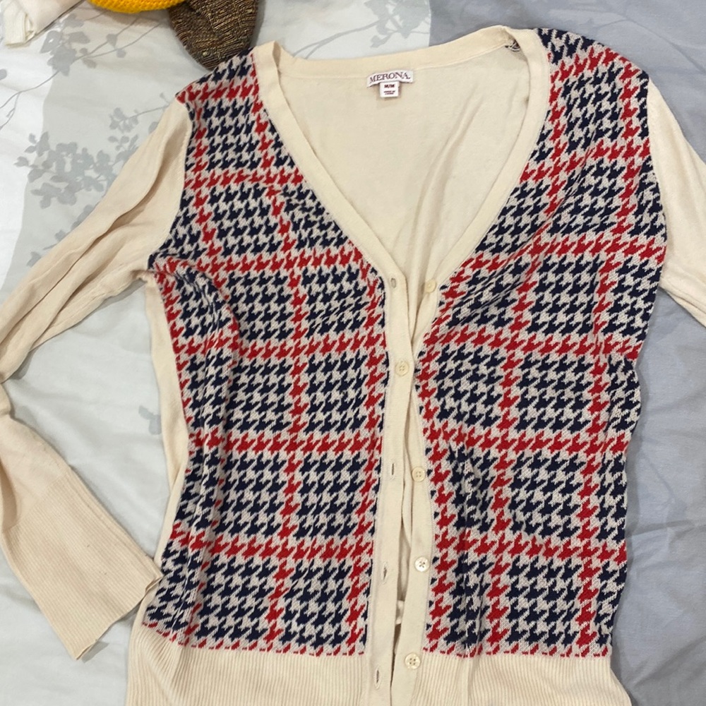 Red/ navy houndstooth v-neck cardigan.